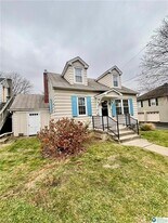 221 E Chestnut St in Nazareth, PA - Building Photo