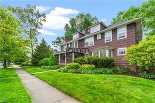 2425 Demington Dr in Cleveland Heights, OH - Building Photo