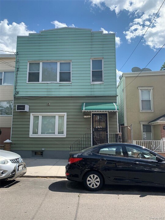 60-24 56th Rd in Queens, NY - Building Photo