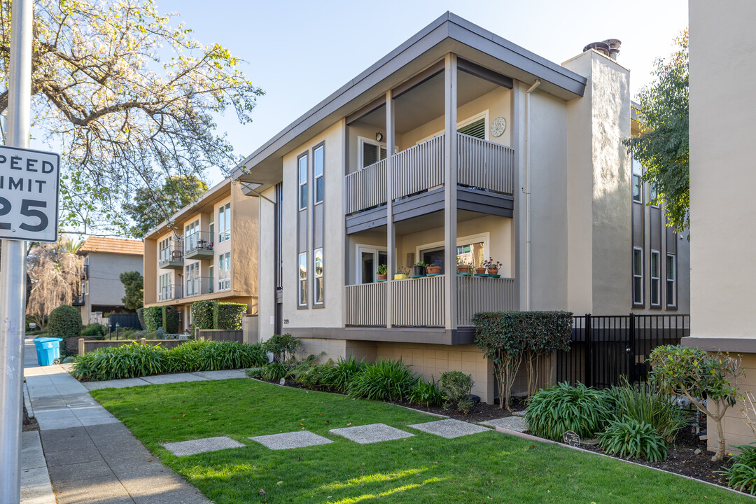 239 Elm St in San Mateo, CA - Foto de edificio