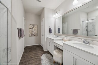 10928 Cannes Memorial Dr in Houston, TX - Building Photo - Building Photo