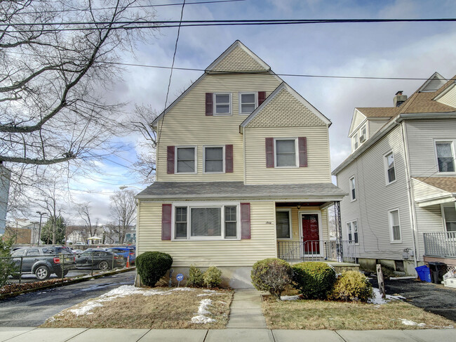 60 Greenwood Ave, Unit 3rd Fl in Montclair, NJ - Foto de edificio - Building Photo