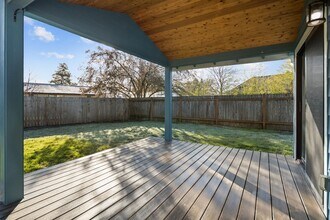 1400 NE 14th Ave in Hillsboro, OR - Building Photo - Building Photo