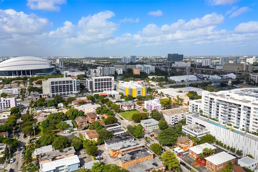 1060 NW 7th St in Miami, FL - Building Photo