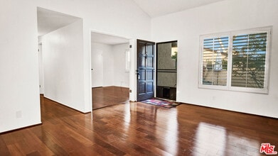 263 E Sierra Madre Blvd in Sierra Madre, CA - Building Photo - Building Photo