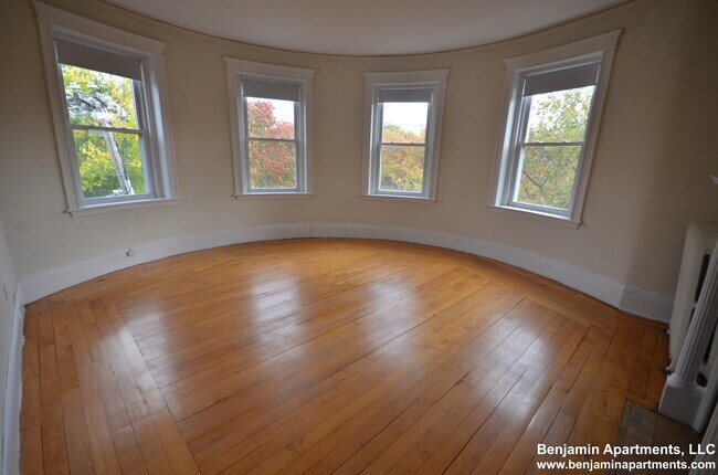 1824 Beacon St, Unit 8 in Brookline, MA - Building Photo - Building Photo