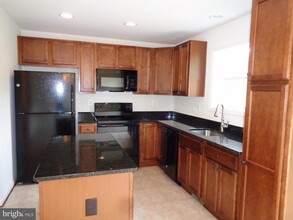 23182 Westwood Ct in Ruther Glen, VA - Foto de edificio - Building Photo