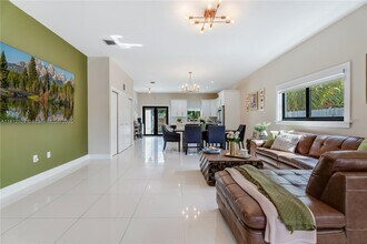 6470 SW 33rd St in Miami, FL - Building Photo - Building Photo