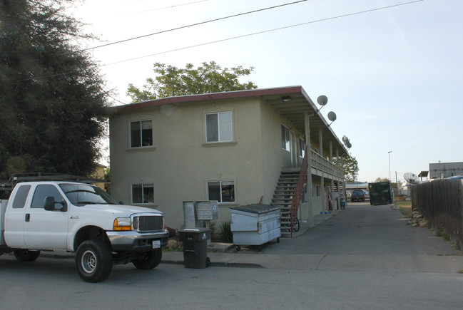 30 Bisceglia Ave in Morgan Hill, CA - Foto de edificio - Building Photo