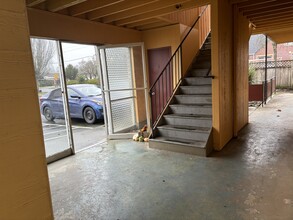 Edgewood Manor Apartments in Salem, OR - Building Photo - Building Photo