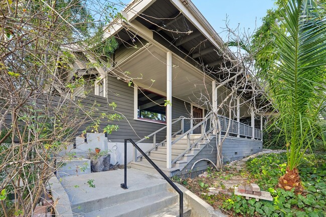 1044 Manzanita St-Unit -1044 in Los Angeles, CA - Building Photo - Building Photo