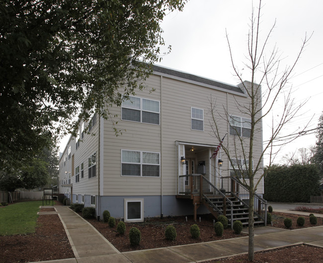 Ambassador Apartments in Newberg, OR - Building Photo - Building Photo