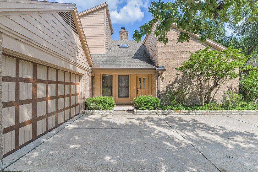 15175 Diana Ln in Houston, TX - Building Photo