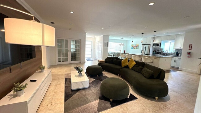 11121 Griffing Blvd