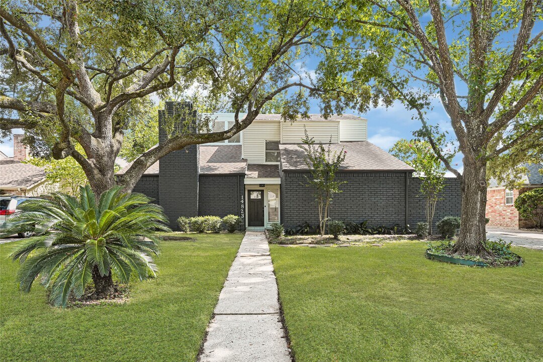 14823 Elmont Dr in Houston, TX - Foto de edificio