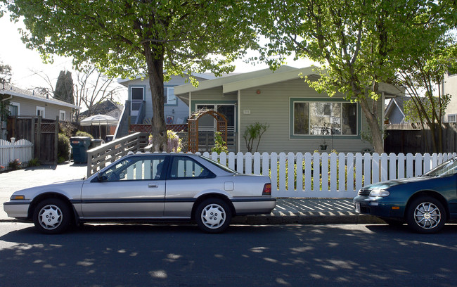 251 Jackson Ave in Redwood City, CA - Building Photo - Building Photo