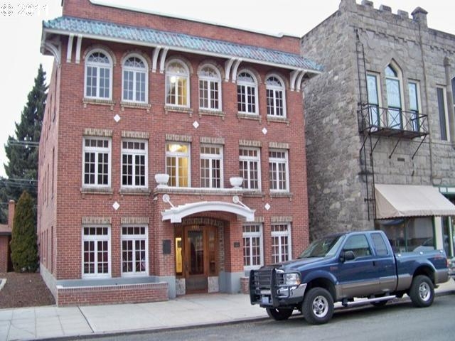 1931 1st St in Baker City, OR - Building Photo