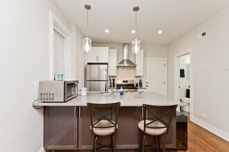 2045 N Wolcott Ave, Unit # 01R in Chicago, IL - Foto de edificio - Building Photo