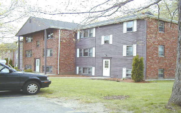 Woodside Apartments in Millbury, MA - Foto de edificio