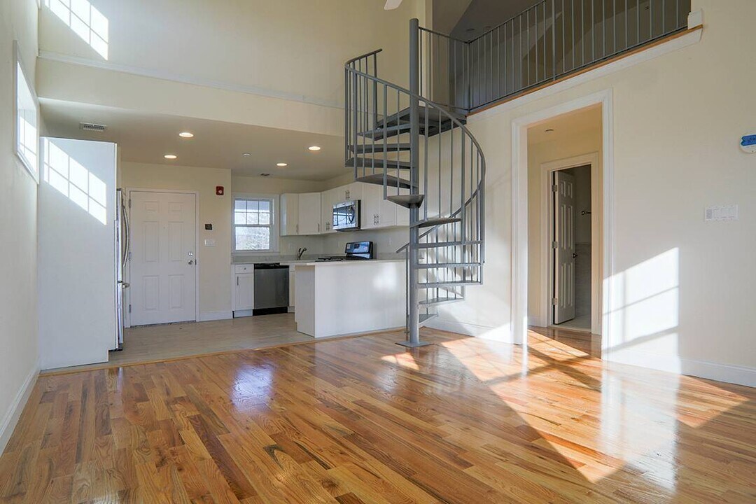 40 Cedar Swamp Rd in Glen Cove, NY - Building Photo