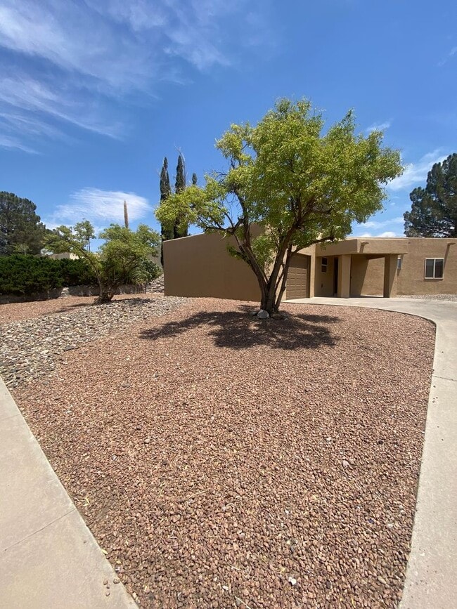 1722 Mcrae Ave in Las Cruces, NM - Foto de edificio - Building Photo