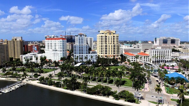 255 Evernia St, Unit 1112 in West Palm Beach, FL - Foto de edificio - Building Photo