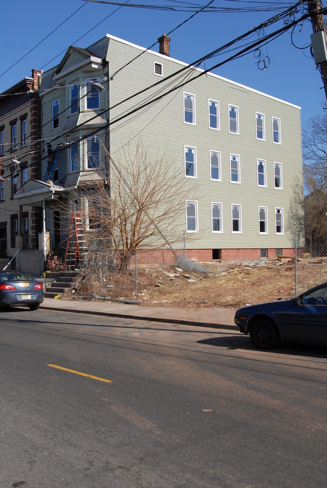 649 S 13th St in Newark, NJ - Building Photo - Building Photo