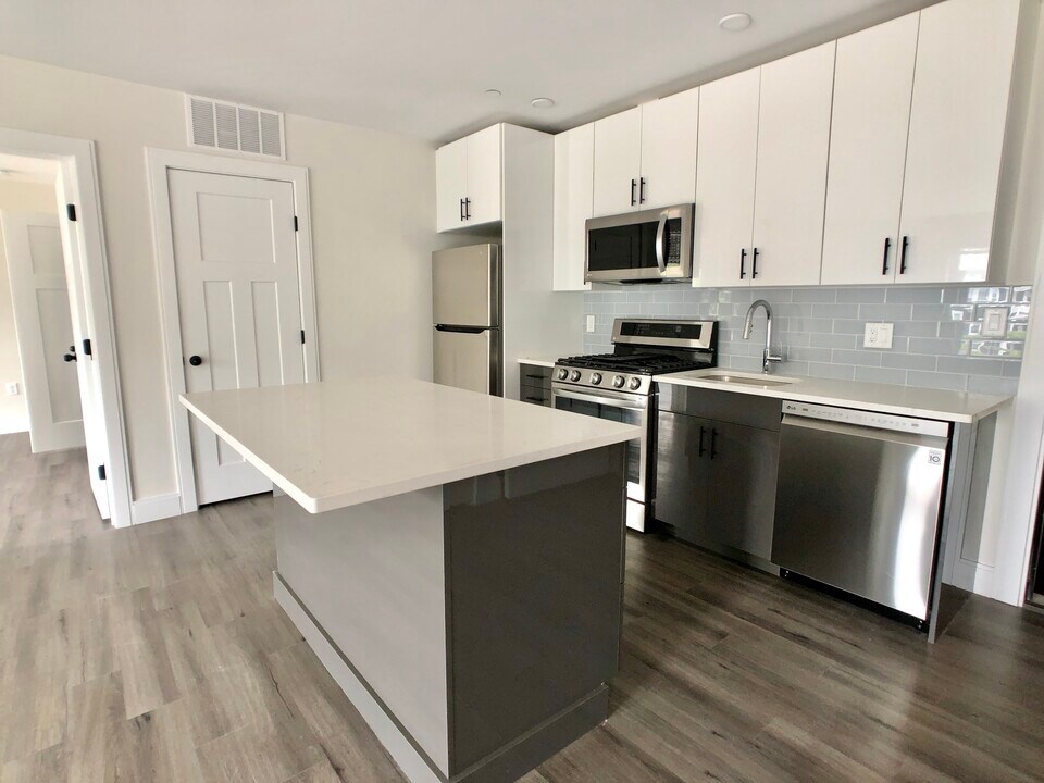 308 Belgrade Ave, Unit 303 in Boston, MA - Building Photo