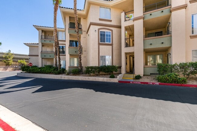 7151 S Durango Dr in Las Vegas, NV - Building Photo - Building Photo