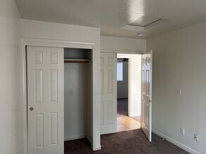 700 Spring Meadow Ct in Bakersfield, CA - Foto de edificio - Building Photo