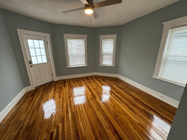 35 Cameron Ave, Unit 2 in Somerville, MA - Foto de edificio - Building Photo