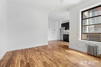 102 Christopher St, Unit 4A in New York, NY - Building Photo - Building Photo