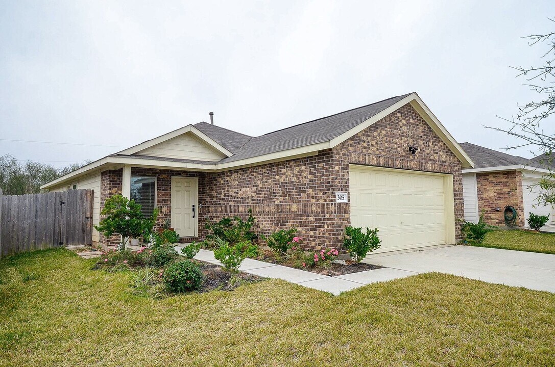 305 Riverwood Village Ln in Sealy, TX - Building Photo