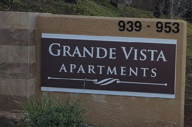 Grande Vista Apartments in Vista, CA - Building Photo - Building Photo