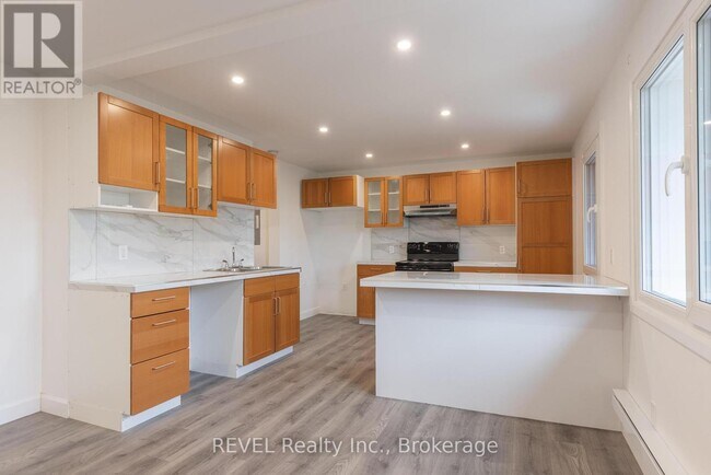 4992 McRae St in Niagara Falls, ON - Building Photo - Building Photo