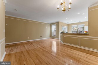 6002 St Hubert Ln in Centreville, VA - Foto de edificio - Building Photo