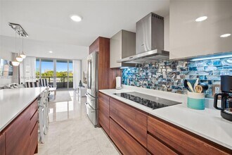 9261 E Bay Harbor Dr in Bay Harbor Islands, FL - Foto de edificio - Building Photo
