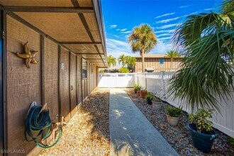 4283 Island Cir in Ft. Myers, FL - Foto de edificio - Building Photo