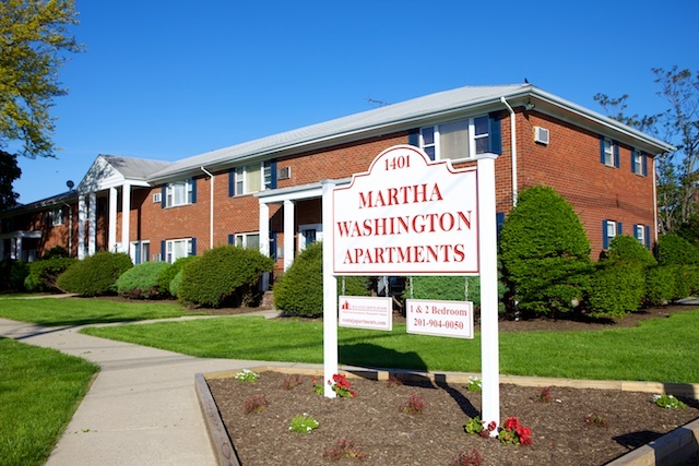 Martha Washington Apartments in Clifton, NJ - Foto de edificio