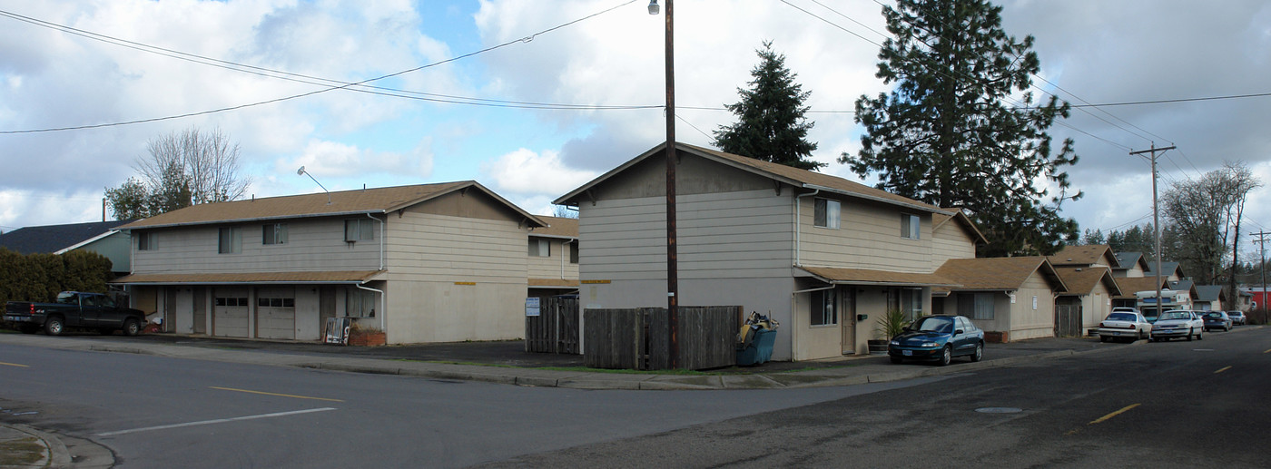 Applegate Apartments in Veneta, OR - Building Photo