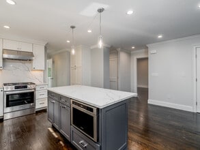 31 Heath St, Unit 2 in Brookline, MA - Foto de edificio - Building Photo