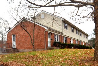 Maplewood Apartments in Manchester, CT - Building Photo - Building Photo