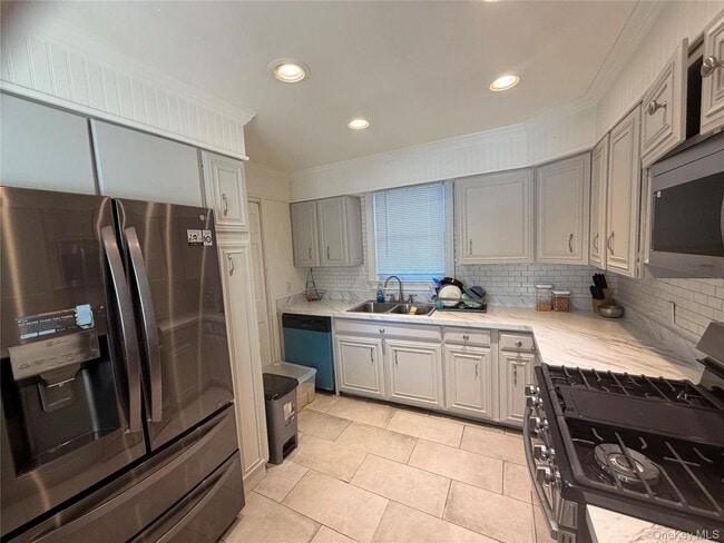 property at 7 Roosevelt Ave