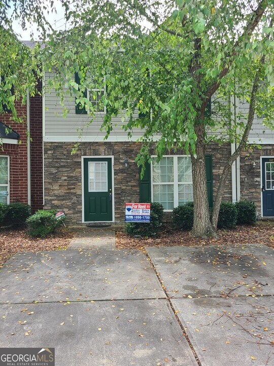 1831 Grove Way in Hampton, GA - Foto de edificio