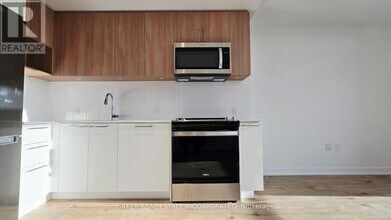 500 Plains Rd E in Burlington, ON - Building Photo - Building Photo