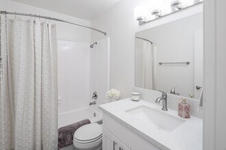 Artesia Crossings in Artesia, CA - Foto de edificio - Interior Photo