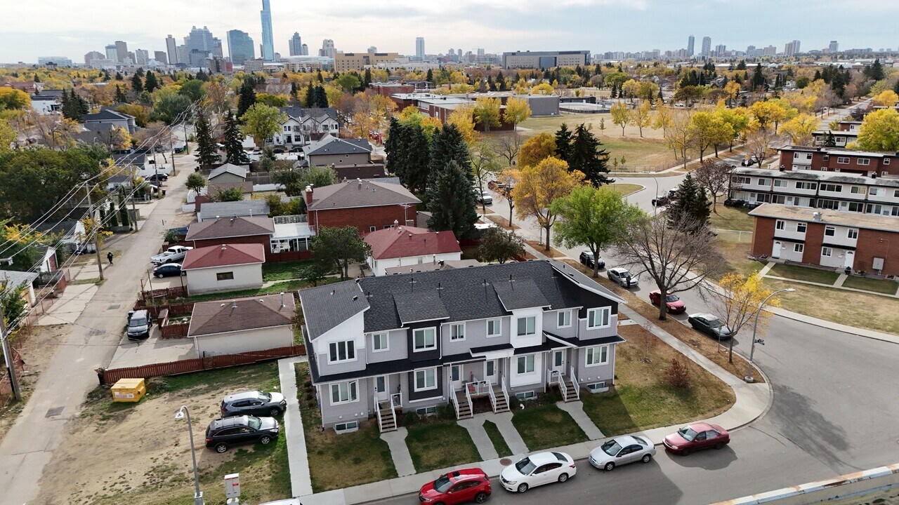 10113-10117 117 Ave NW in Edmonton, AB - Building Photo