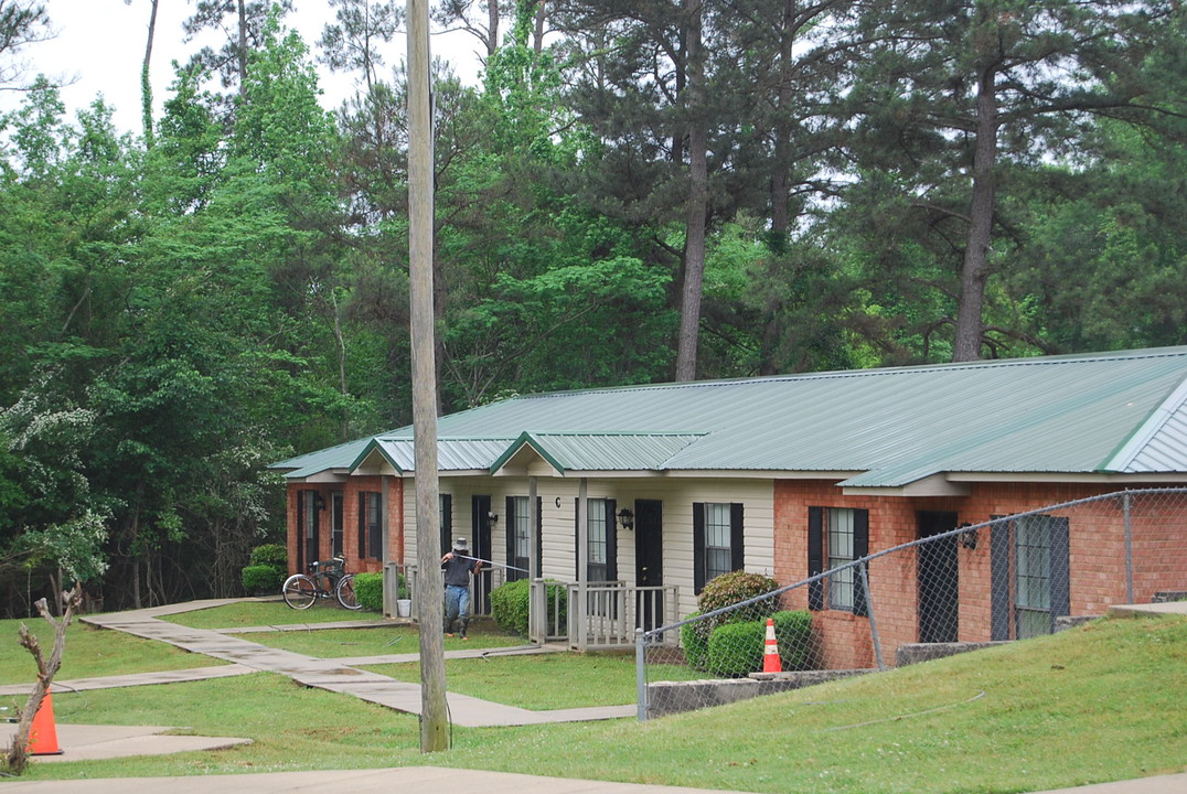 Deer Creek Village in Camden, AL - Foto de edificio