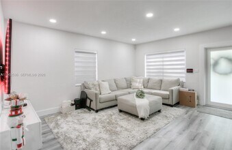 1445 NE 181st St in North Miami Beach, FL - Building Photo - Building Photo