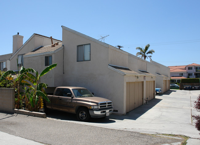 2114 Delaware St in Huntington Beach, CA - Building Photo - Building Photo